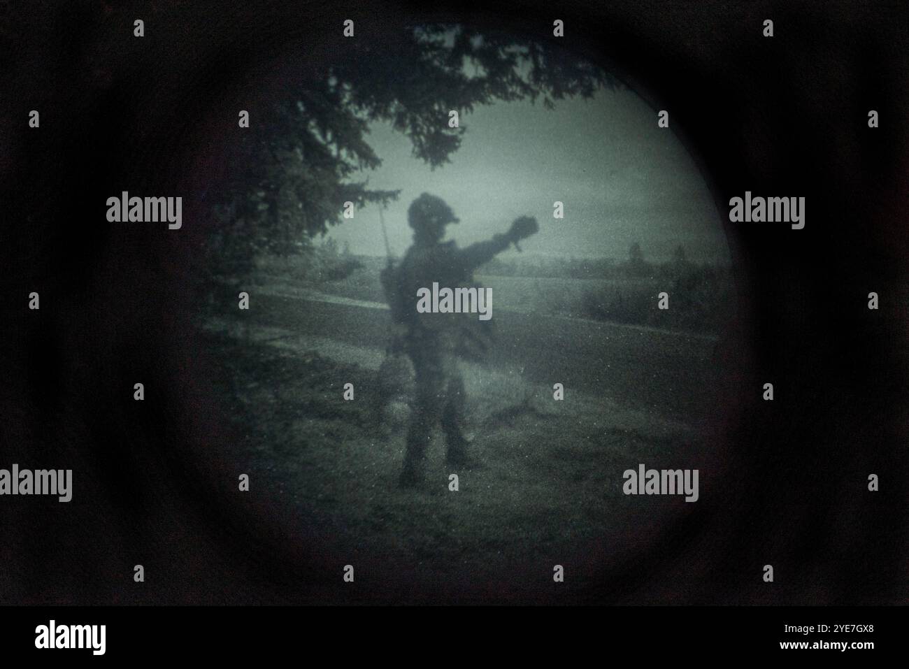 Un Marine degli Stati Uniti con Charlie Company, 1st Reconnaissance Battalion, 1st Marine Division, passa informazioni in preparazione per un atterraggio in elicottero duri Foto Stock