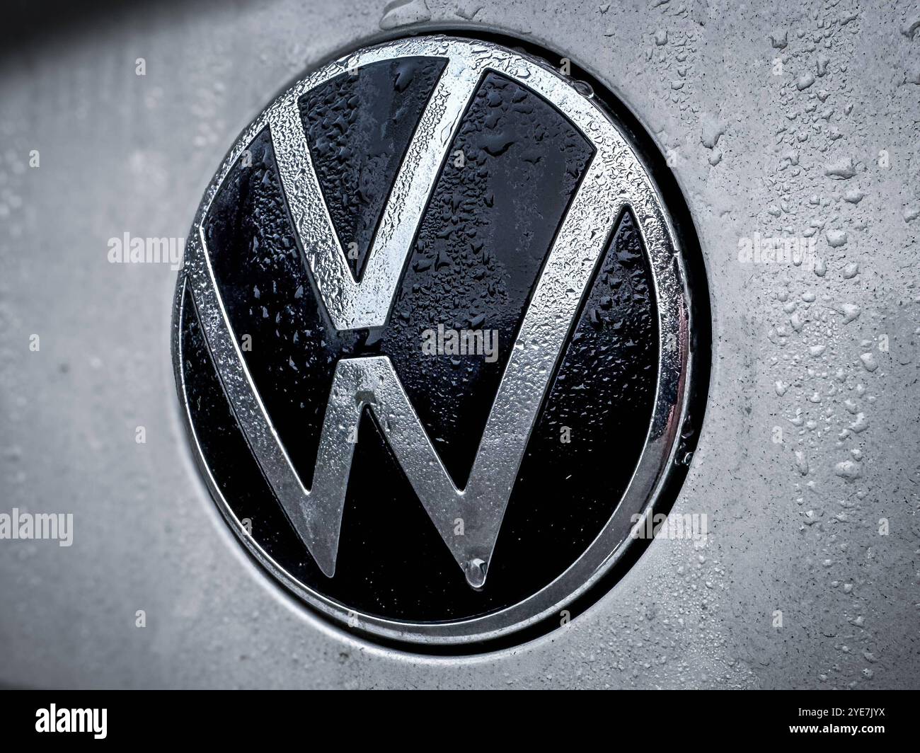 VW-Logo, Deutschland, Europa, Gewinneinbruch, Kündigungen, Entlassungen, Schliessungen, Werksschliessungen, Dieselgate-Skandal, Abgasskandal, Umweltverschmutzung, Vertrauensverlust, manipolazione, Konzernskandal, Imageverlust, Klagen, Strafzahlungen, CO2-Emissionen, Klimabelastung, Transparenzprobleme, Umweltschäden, VW, Volkswagen, Verbraucherenttäuschung, Greenwashing-Vorwürfe, Wettbewerbsverzerrung, Absatzkrise, Kostenreduzierung, Arbeitsplatzrisiken, Markenschaden, Regulatorische Herausforderungen, Nachhaltigkeitsdruck, Transformation, e-Mobilität, Innovationsdruck *** logo VW, Germania, EUR Foto Stock