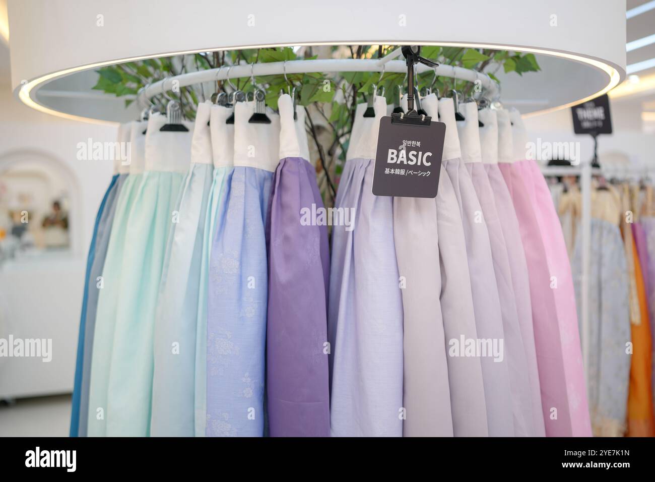La mattina del 12 ottobre 2024, il negozio di noleggio Hanbok è popolare sulla SNS a Bukchon-ro, Jongno District, Seoul, Corea del Sud. Foto Stock