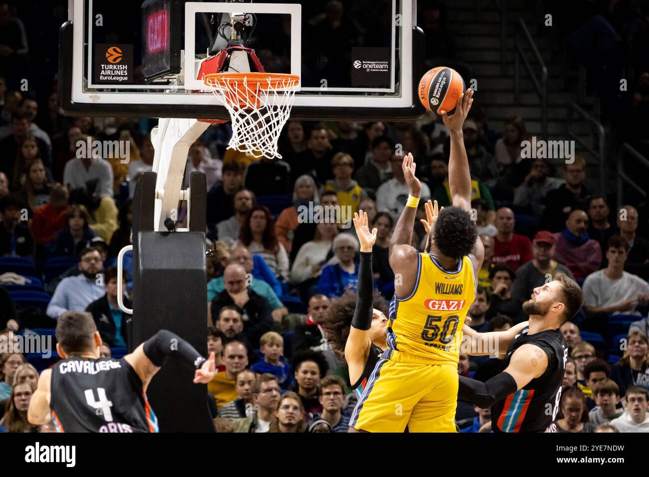 Berlino, Germania. 29 ottobre 2024. Trevion Williams (50) di ALBA Berlin visto durante la partita di basket Turkish Airlines EuroLeague tra ALBA Berlin e Paris Basketball all'Uber Arena di Berlino. Credito: Gonzales Photo/Alamy Live News Foto Stock