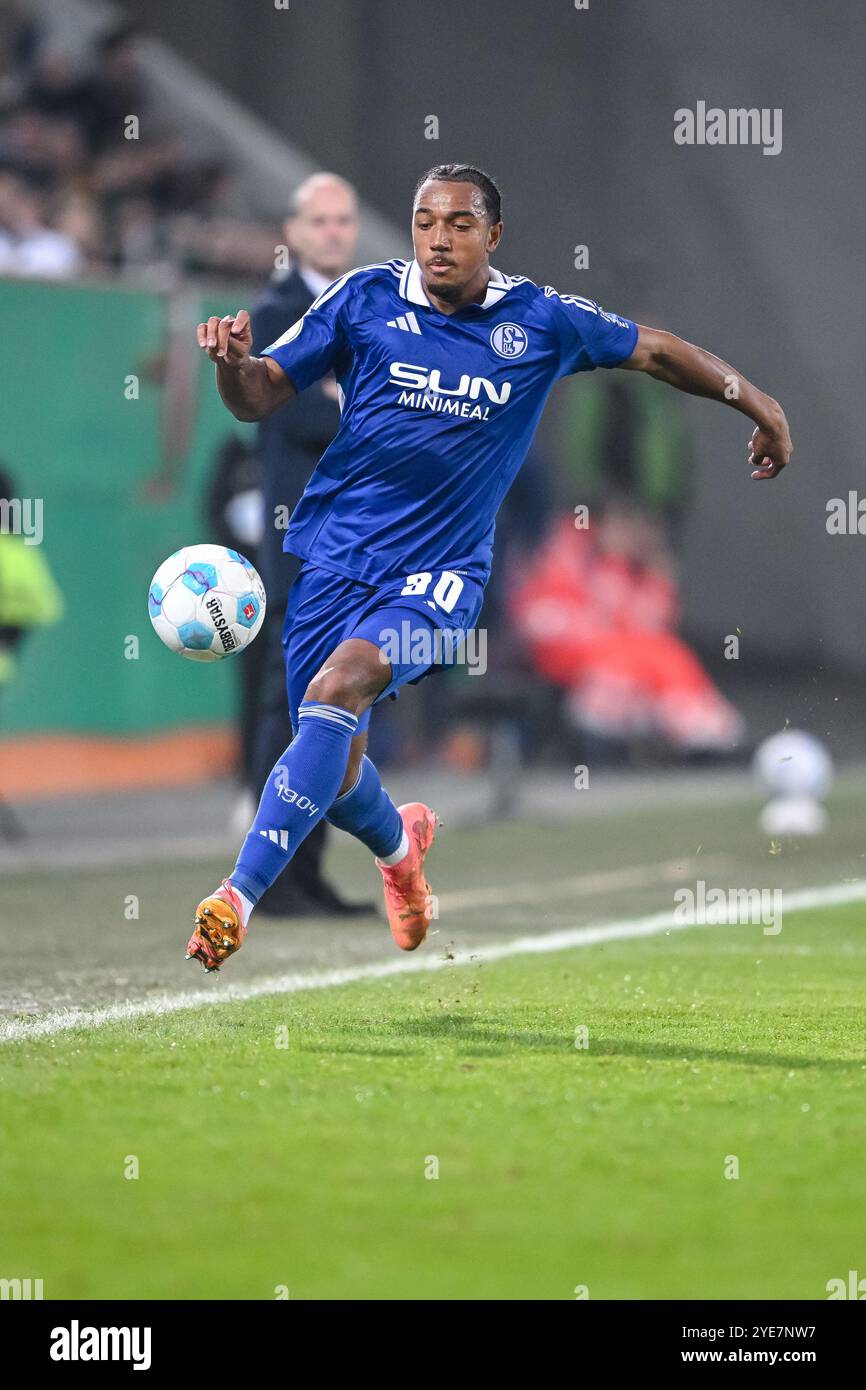 Augusta, Germania. 29 ottobre 2024. Calcio: DFB Cup, FC Augsburg - FC Schalke 04, 2° turno, WWK-Arena. Anton Donkor di Schalke in azione. Credito: Harry Langer/dpa - NOTA IMPORTANTE: In conformità con le normative della DFL German Football League e della DFB German Football Association, è vietato utilizzare o far utilizzare fotografie scattate nello stadio e/o della partita sotto forma di immagini sequenziali e/o serie di foto video./dpa/Alamy Live News Foto Stock