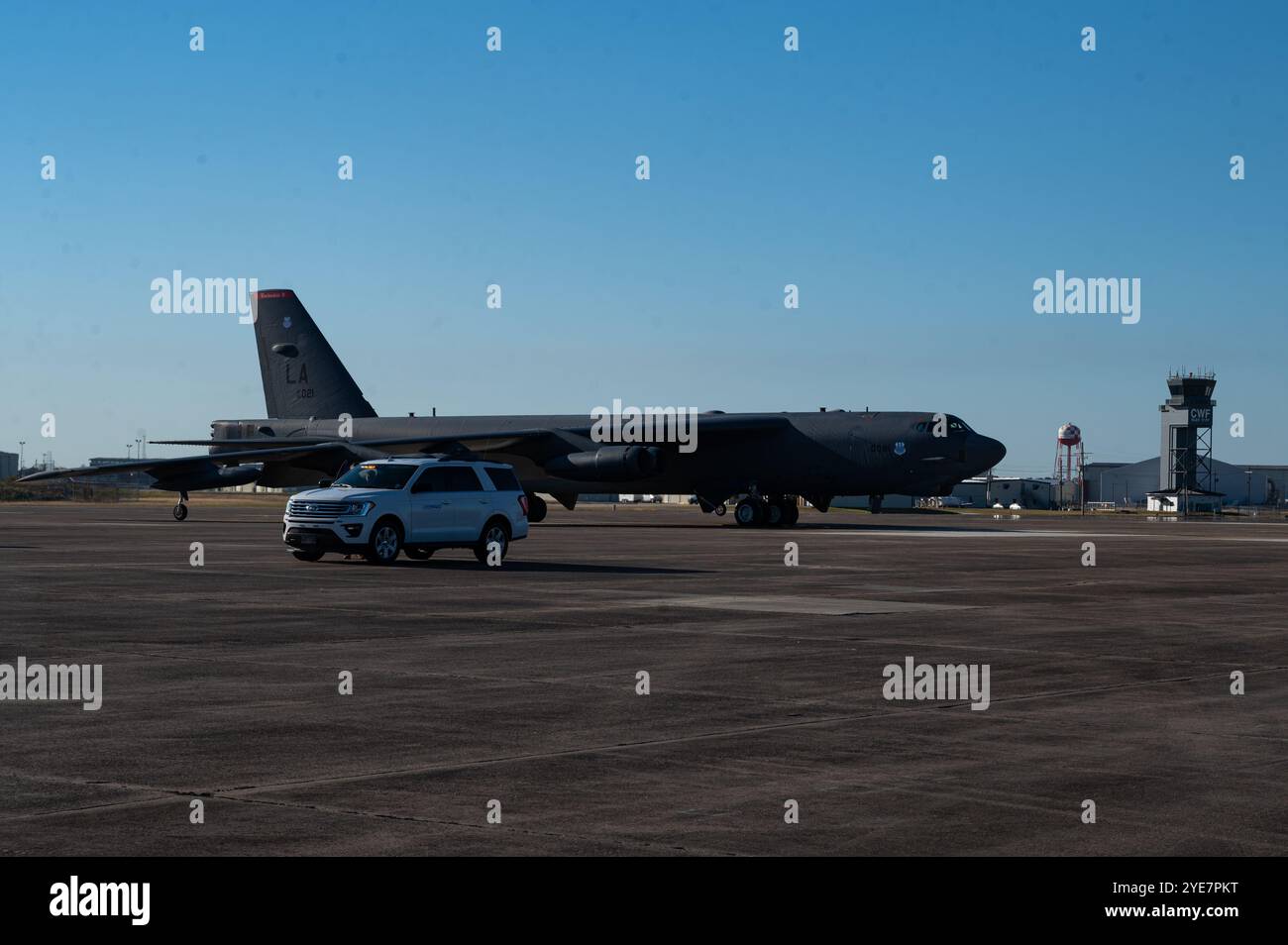 Un B-52H Stratofortress proveniente dai parchi del 2nd Bomb Wing per il rifornimento presso l'aeroporto internazionale di Chennault per prepararsi al Global Thunder 25 a Lake Charles, Foto Stock