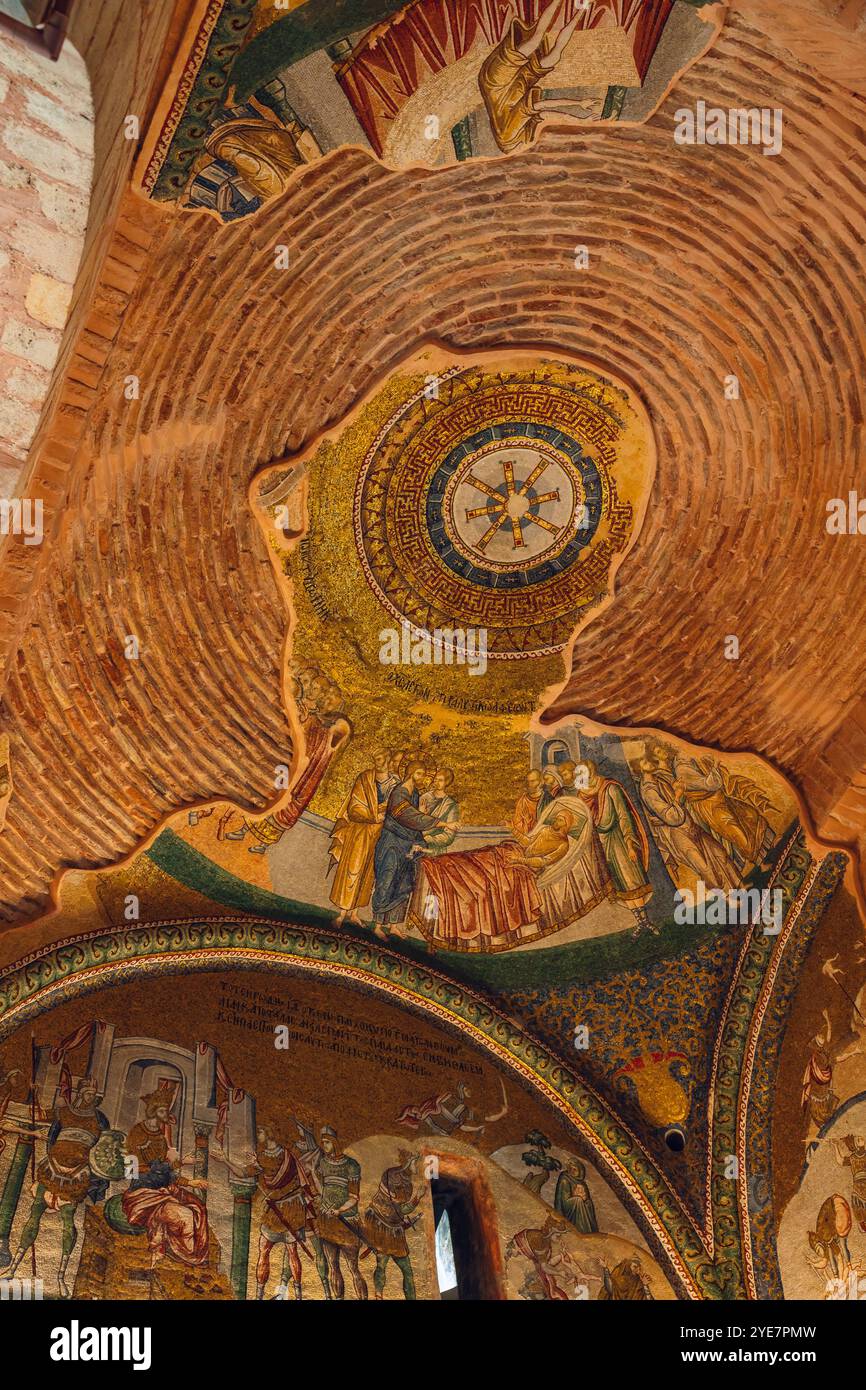 Soffitto e mosaici della chiesa di Chora, nota anche come moschea Kariye a Istanbul. Istanbul Turchia - 8.17.2024 Foto Stock