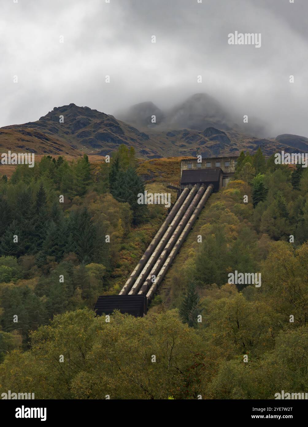 Il Loch Sloy Hydro-Electric Scheme è un impianto idroelettrico situato tra Loch Sloy e Inveruglas sulla riva occidentale del Loch Lomond in Scozia Foto Stock