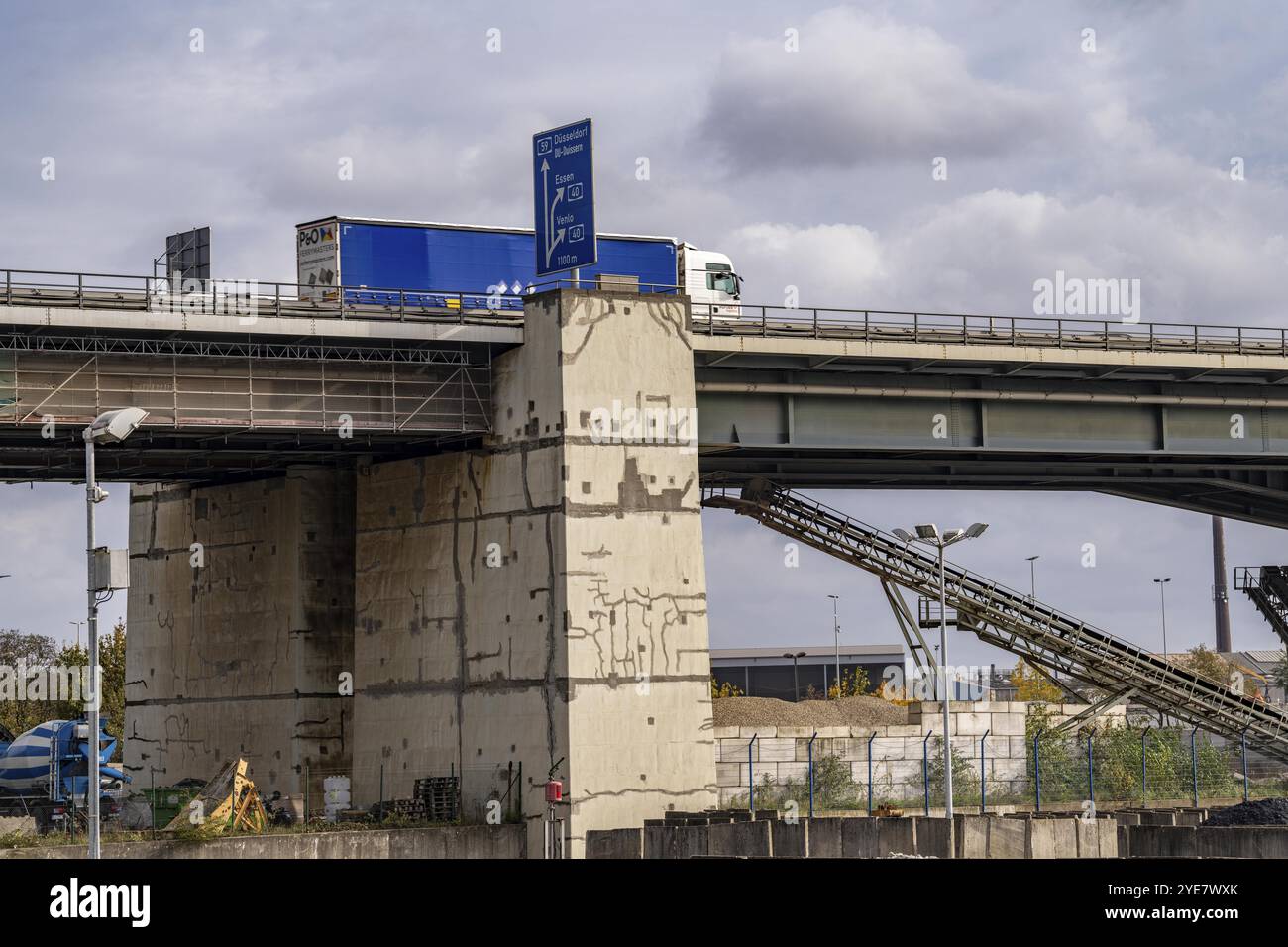 Il ponte di Berlino, autostrada A59, lungo 1,8 km, sopra l'area portuale di Duisburg, ha una vita utile residua fino al 2029, a causa di vari danni, come hai Foto Stock