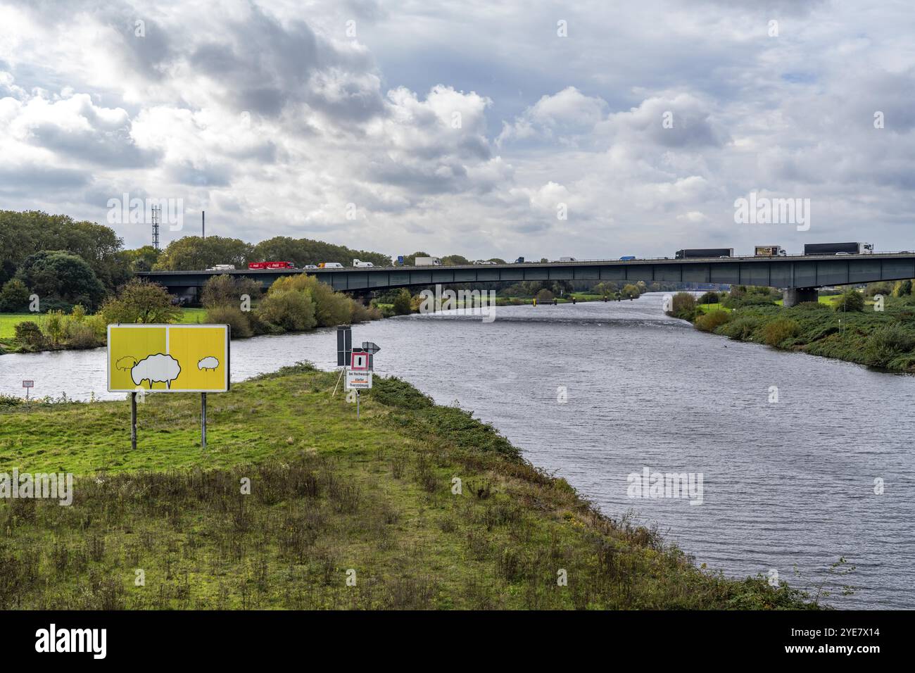 Il ponte di Berlino, autostrada A59, lungo 1,8 km, sopra l'area portuale di Duisburg, ha una vita utile residua fino al 2029, a causa di vari danni, come hai Foto Stock