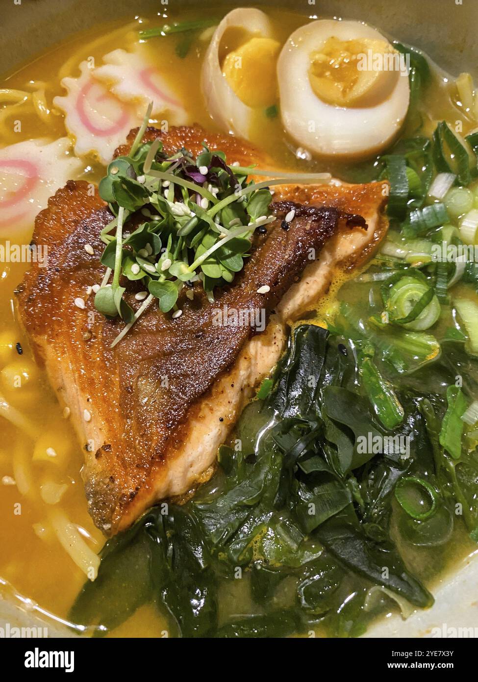 Ramen con spaghetti udon, salmone, uova, Stoccarda, Baden-Wuerttemberg, Germania, Europa Foto Stock