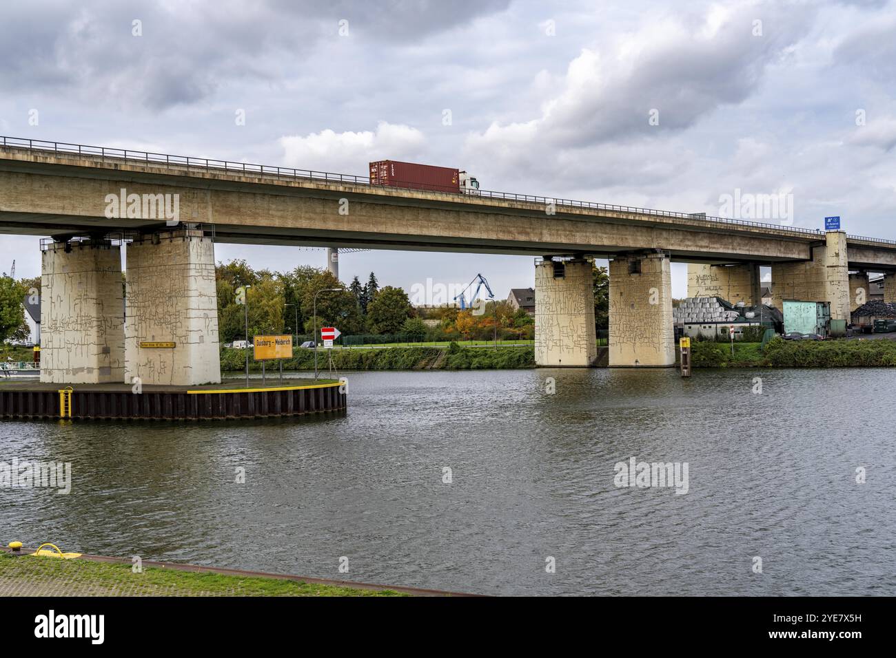 Il ponte di Berlino, autostrada A59, lungo 1,8 km, sopra l'area portuale di Duisburg, ha una vita utile residua fino al 2029, a causa di vari danni, come hai Foto Stock