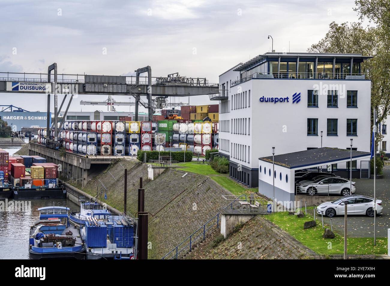 Porto di Duisburg Ruhrort, nave da carico container caricata e scaricata a DeCeTe, Duisburg Container Terminal, Duisport, edificio amministrativo di Foto Stock