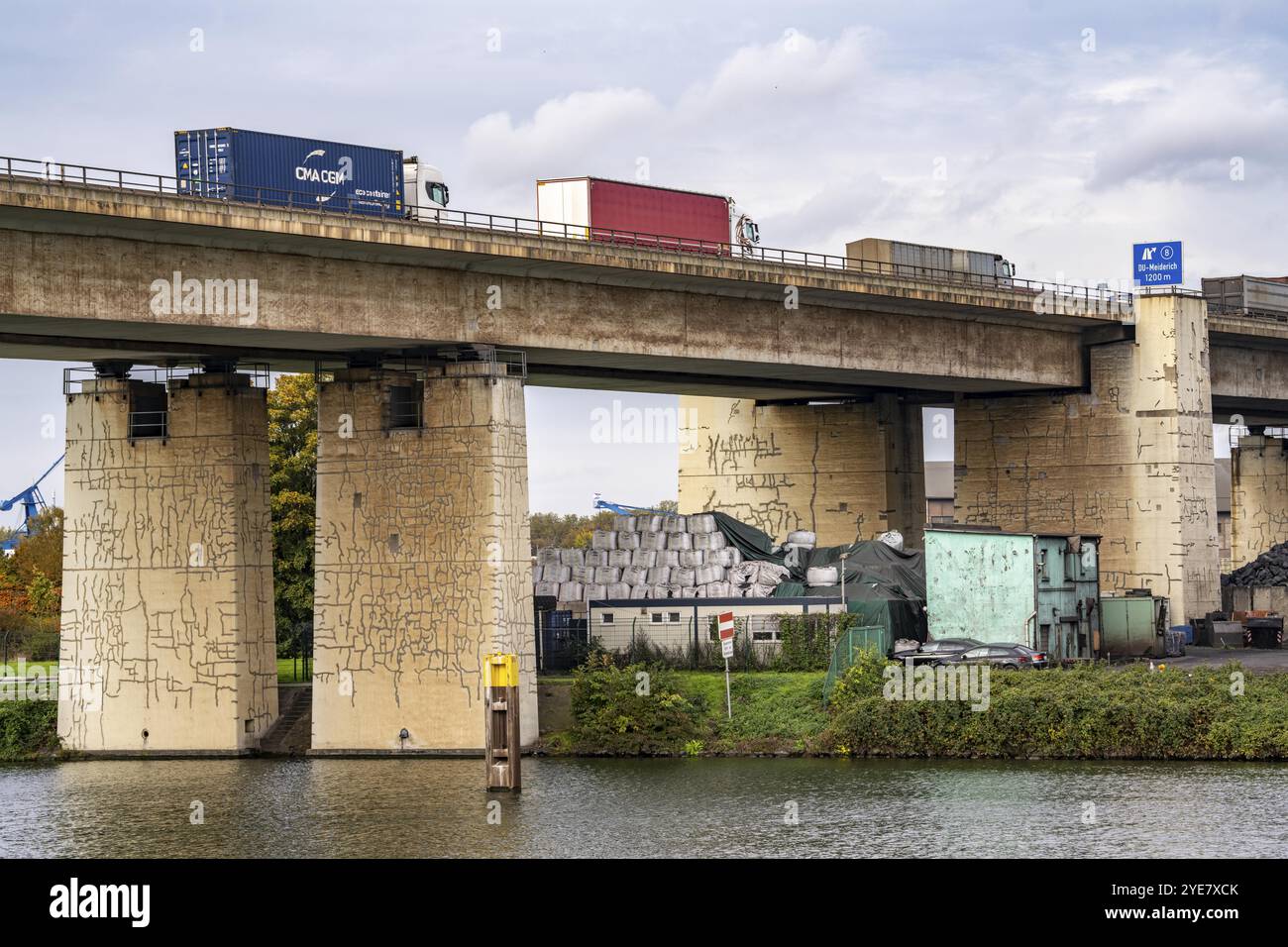 Il ponte di Berlino, autostrada A59, lungo 1,8 km, sopra l'area portuale di Duisburg, ha una vita utile residua fino al 2029, a causa di vari danni, come hai Foto Stock