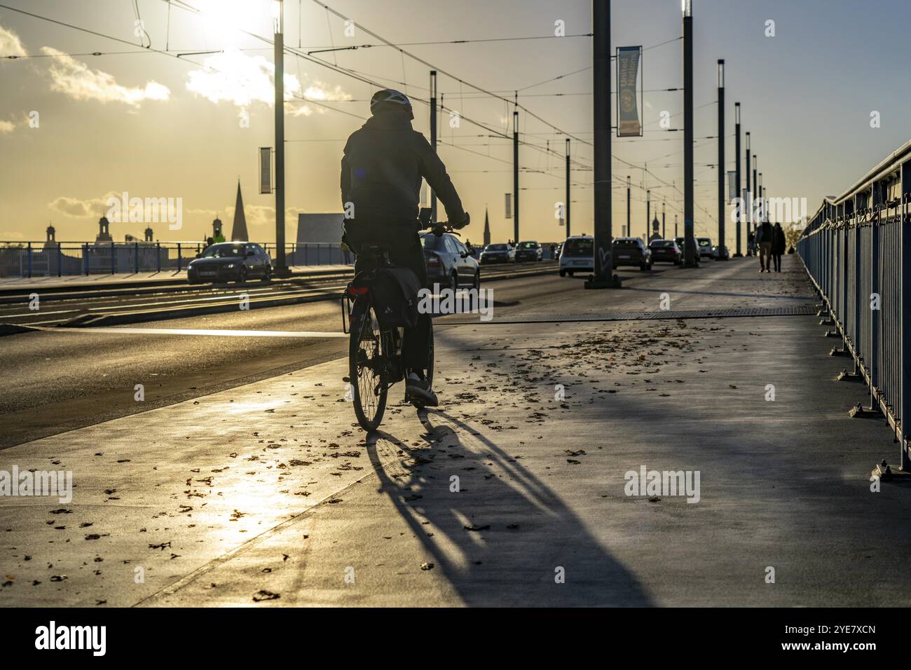 Il traffico sul ponte Kennedy, al centro dei 3 ponti sul Reno a Bonn, collega il centro di Bonn con il quartiere di Beuel, strada federale B56, semaforo r Foto Stock