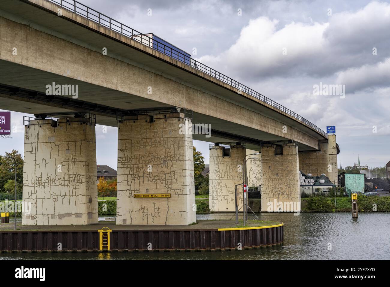 Il ponte di Berlino, autostrada A59, lungo 1,8 km, sopra l'area portuale di Duisburg, ha una vita utile residua fino al 2029, a causa di vari danni, come hai Foto Stock