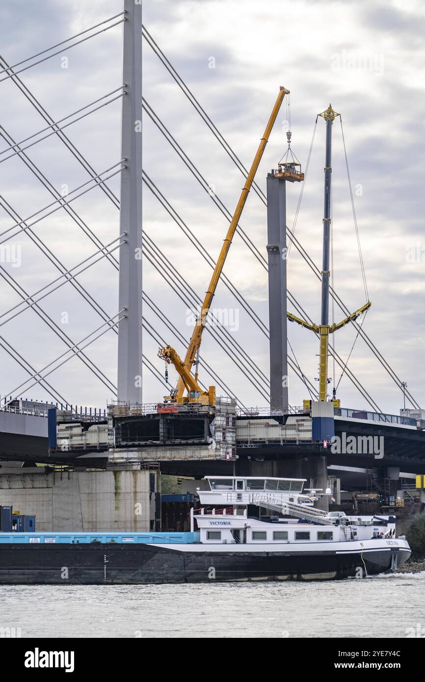 Smantellamento del vecchio ponte autostradale Neuenkamp, la A40, smantellamento dell'ultimo molo del ponte, accanto ad esso la prima parte del nuovo ponte sul Reno, la Foto Stock
