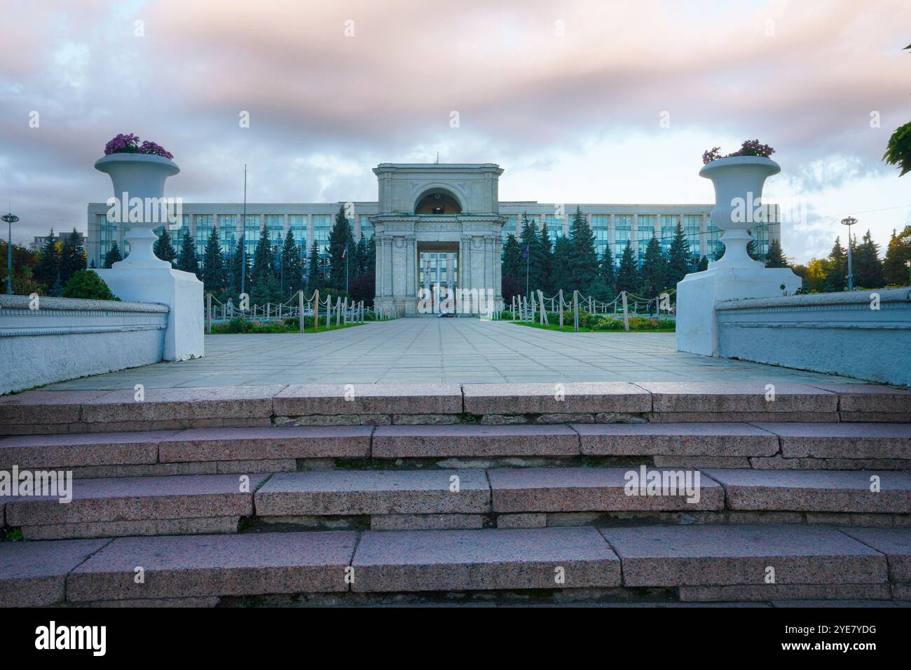 Chisinau, Moldavia. 24 ottobre 2024. Vista dell'Arco di Trionfo costruito nel 1846, che commemora la vittoria nella guerra russo-turca Foto Stock