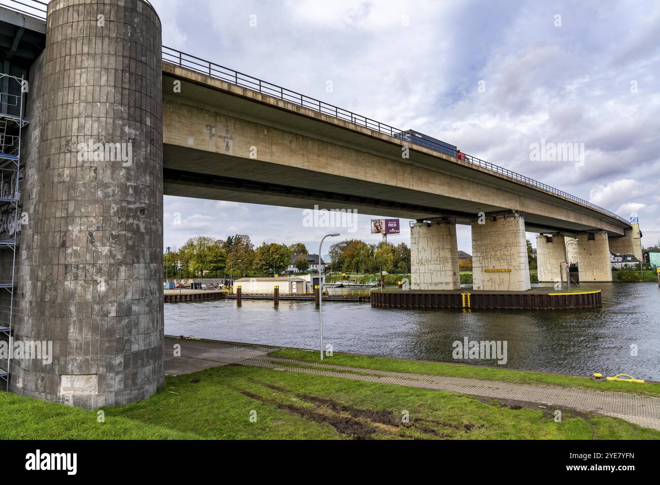 Il ponte di Berlino, autostrada A59, lungo 1,8 km, sopra l'area portuale di Duisburg, ha una vita utile residua fino al 2029, a causa di vari danni, come hai Foto Stock