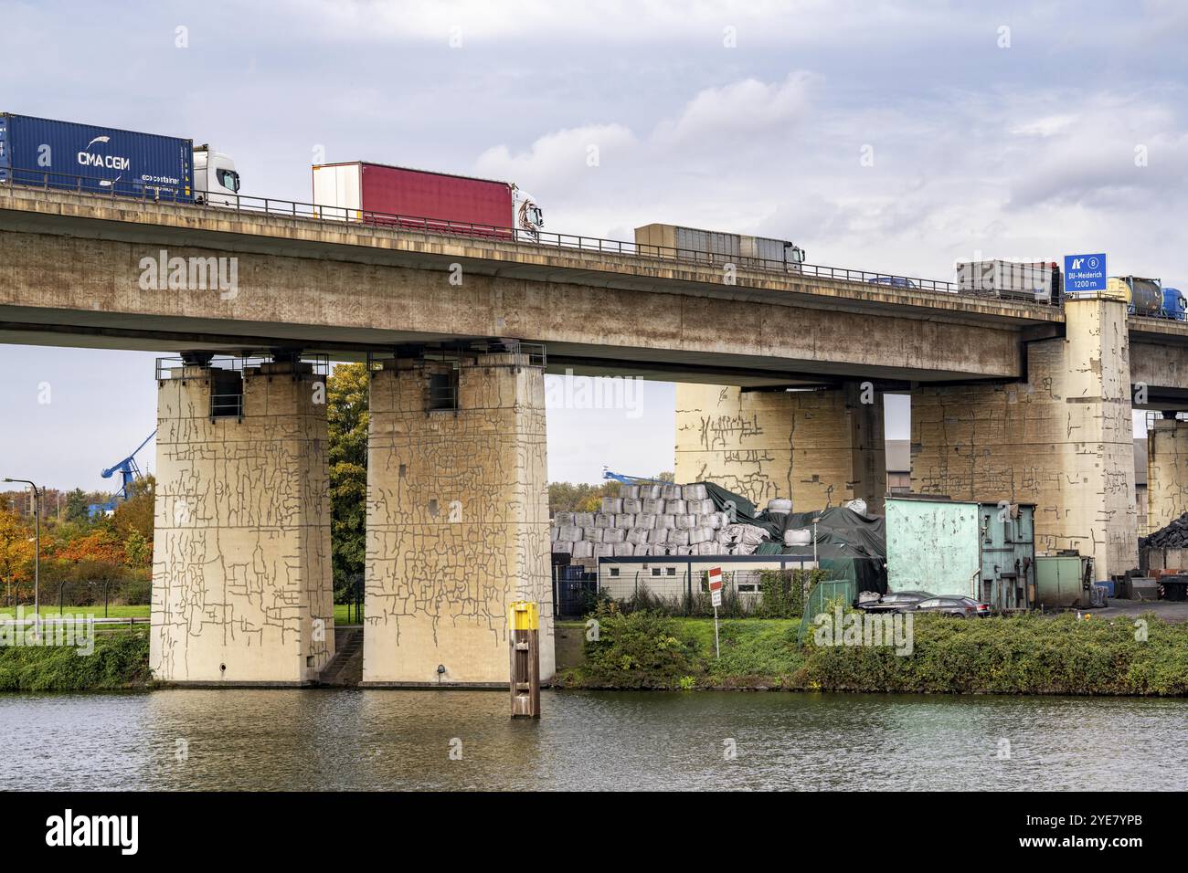 Il ponte di Berlino, autostrada A59, lungo 1,8 km, sopra l'area portuale di Duisburg, ha una vita utile residua fino al 2029, a causa di vari danni, come hai Foto Stock