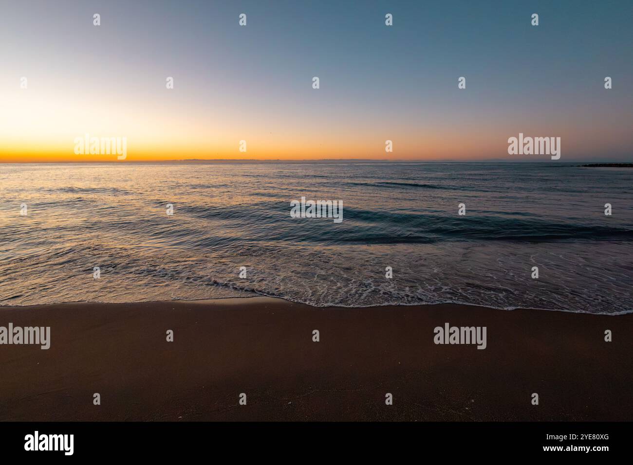 splendida alba sul mare con le onde Foto Stock