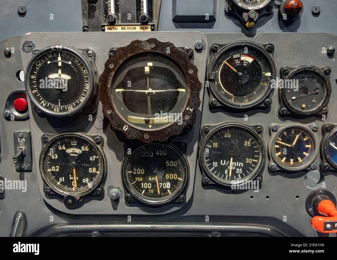 Cruscotto con quadranti nella cabina di pilotaggio di un velivolo storico Foto Stock
