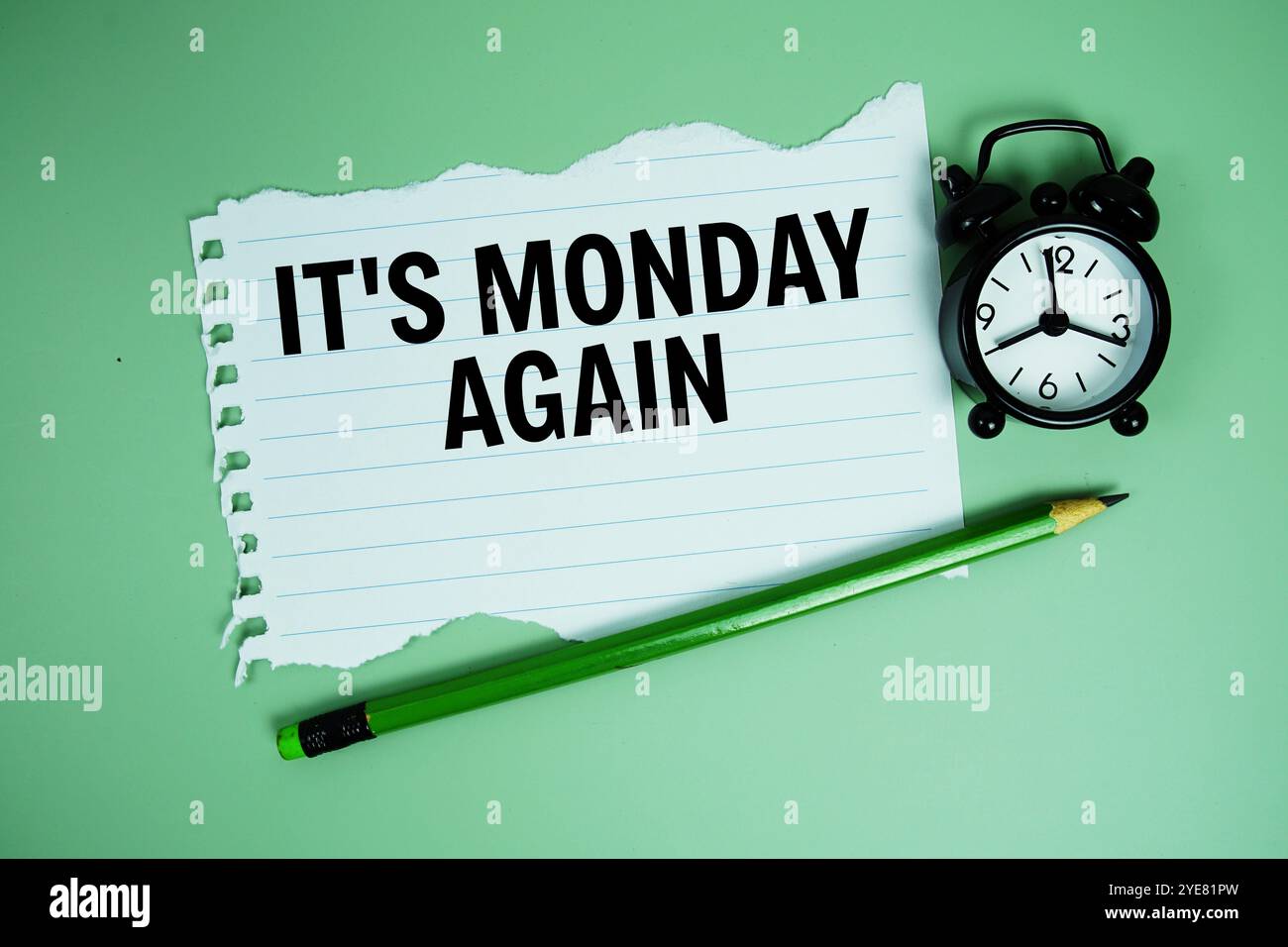 E' di nuovo lunedì testo scritto su carta con allarme clcok su sfondo verde Foto Stock