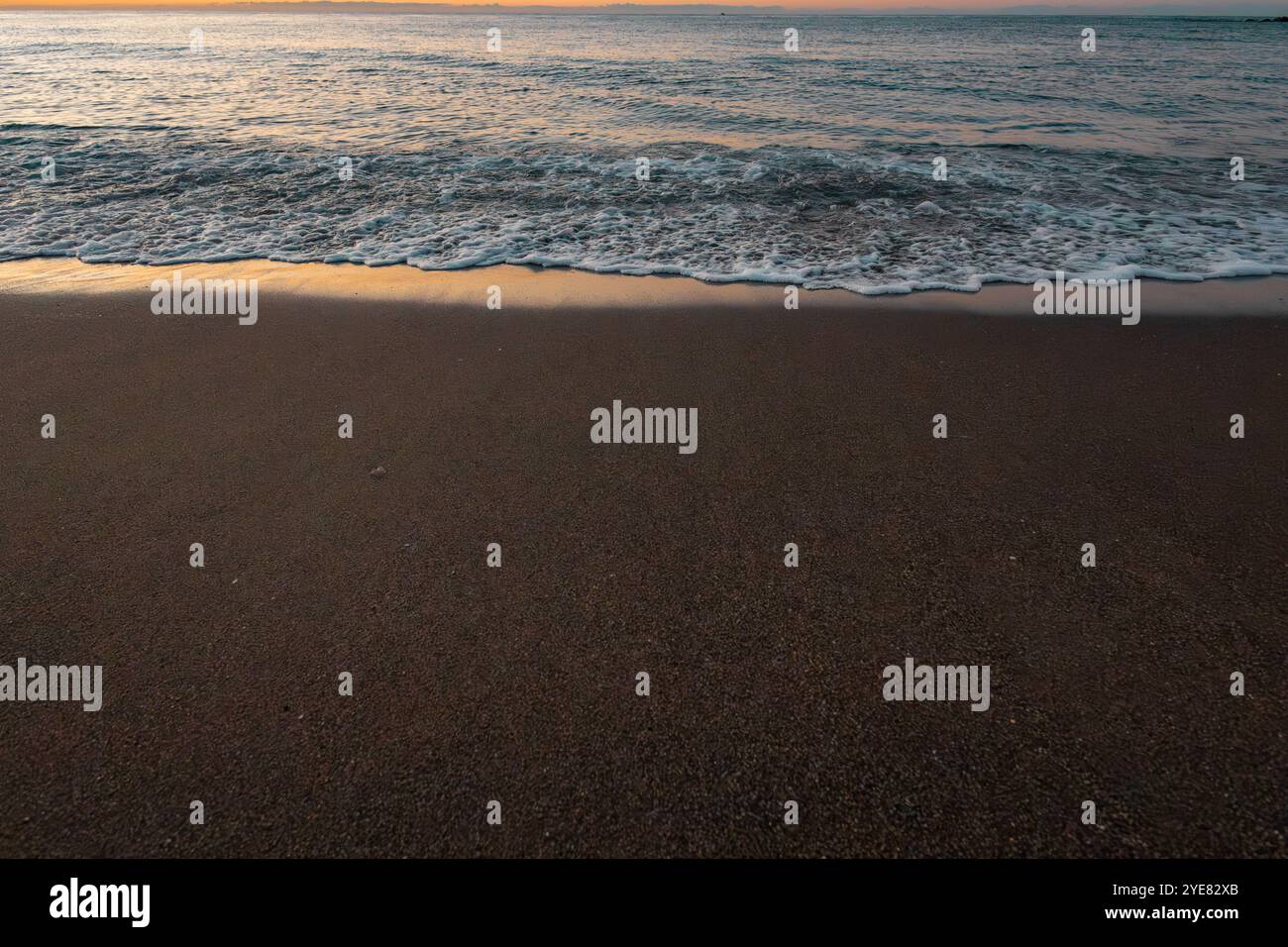 splendida alba sul mare con le onde Foto Stock