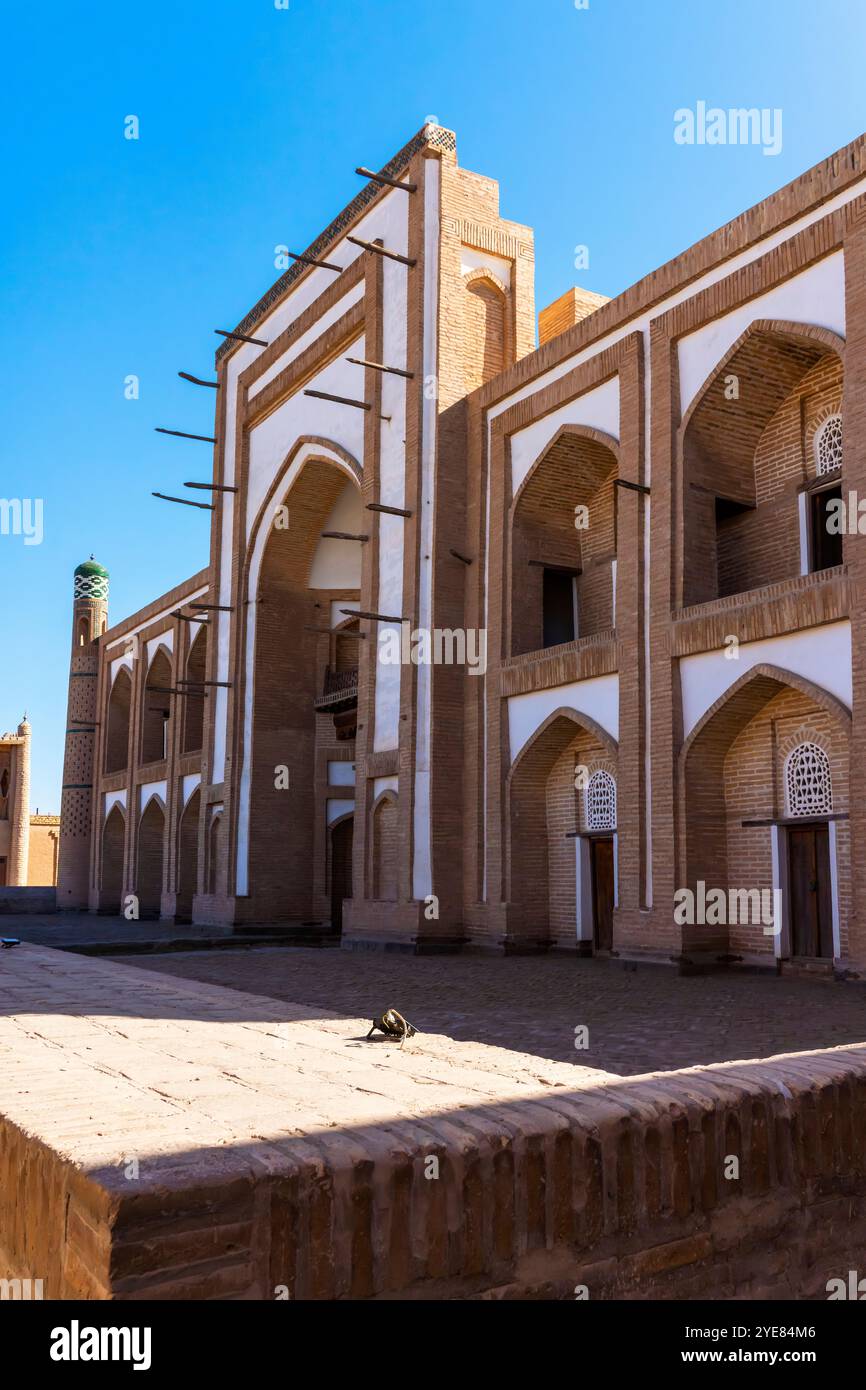 La madrasa Amir Tora è un patrimonio culturale situato nel centro storico della regione di Khiva in Uzbekistan. E' stata presa sotto la protezione dello Stato A. Foto Stock