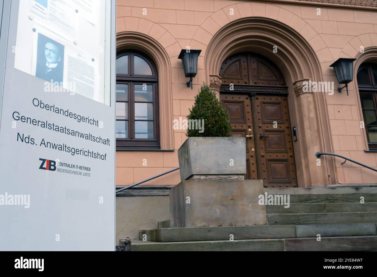 Celle, Germania. 30 ottobre 2024. L'ingresso alla Corte regionale superiore di celle in bassa Sassonia. La Corte regionale superiore di celle si sta occupando delle dichiarazioni rilasciate da un ex membro dell'AfD del parlamento statale su una cosiddetta "cassa di guerra” del partito. L'ex politico dell'AfD C. Emden aveva affermato che l'attuale leader dello stato dell'AfD Ansgar Schledde aveva chiesto denaro per promettere posizioni in lista prima delle elezioni statali del 2022. Crediti: Alicia Windzio/dpa/Alamy Live News Foto Stock