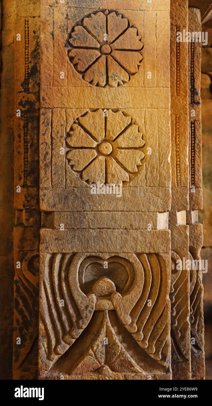 Incisioni dettagliate sui pilastri del tempio Sitamarhi, situato a Thoban, Ashoknagar, Madhya Pradesh, India. Foto Stock