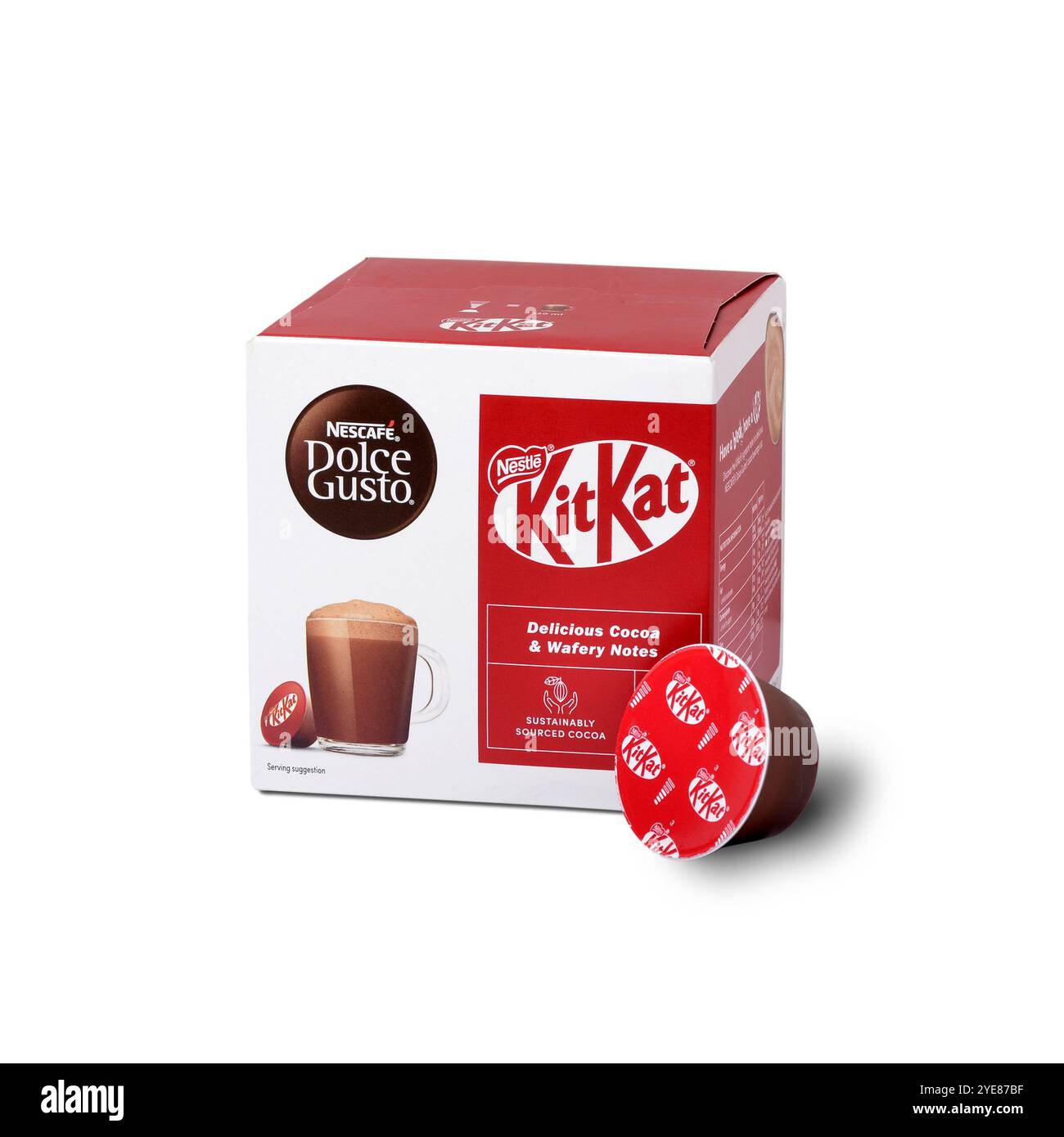 Confezione di cialde Nescafe Dolce gusto Cocoa drink con una cialda di fronte alla scatola isolata sul bianco con percorso di ritaglio Foto Stock