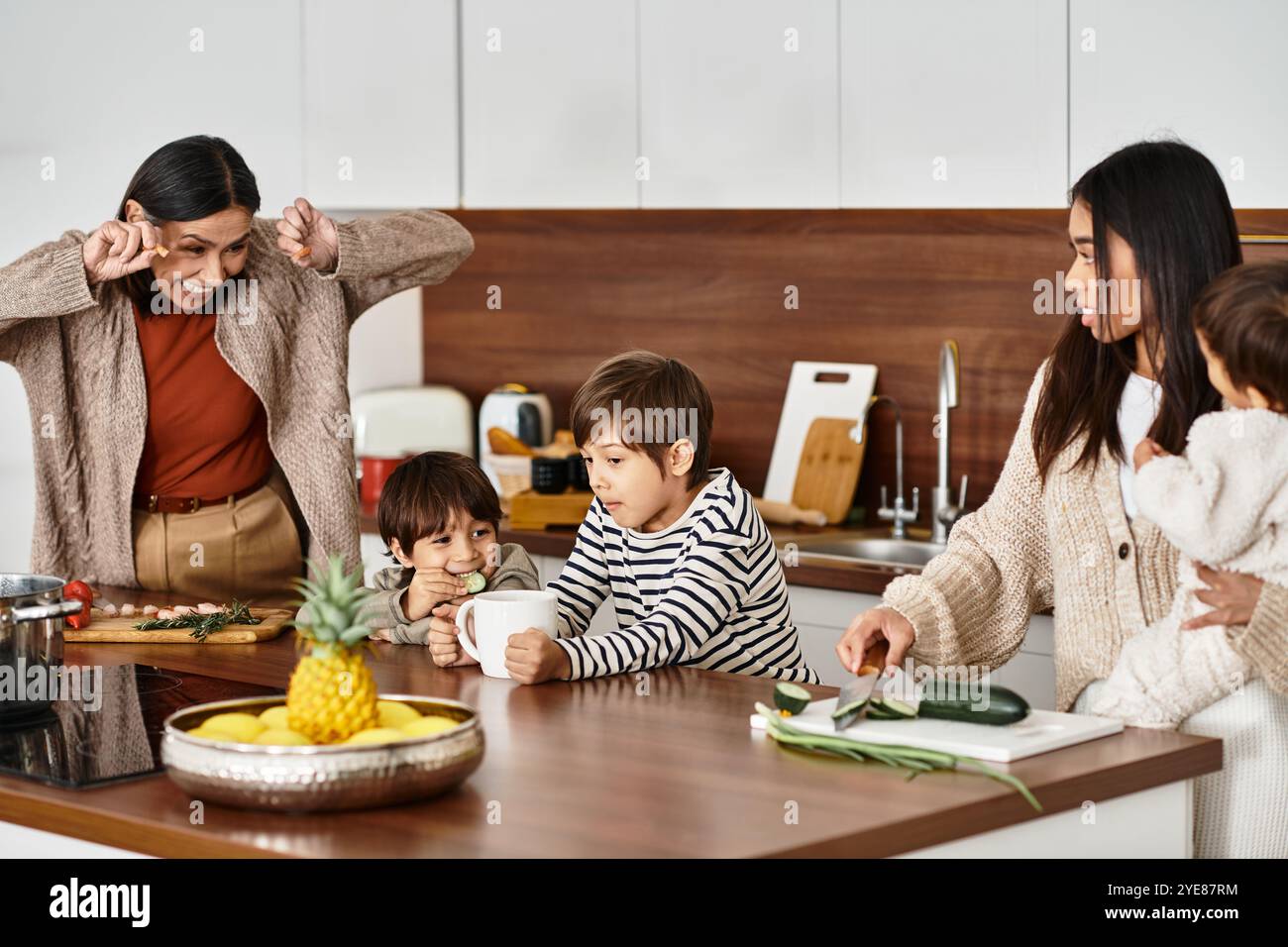 Una famiglia allegra ama cucinare in vacanza, con i bambini impegnati e gli adulti che preparano con gioia prelibatezze natalizie. Foto Stock