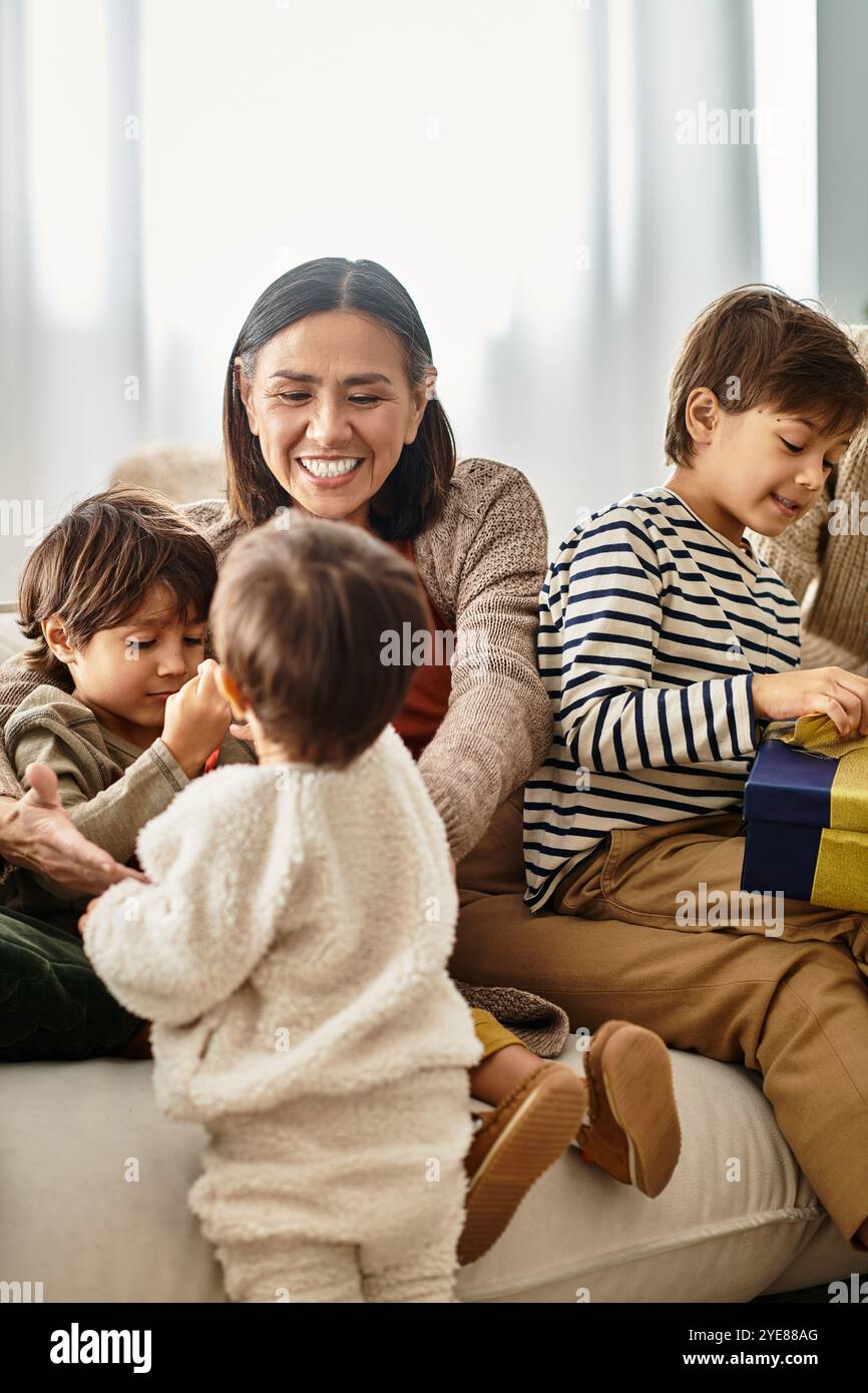 Una famiglia felice ama trascorrere il proprio tempo, condividere risate e regali in un salotto caldo. Foto Stock