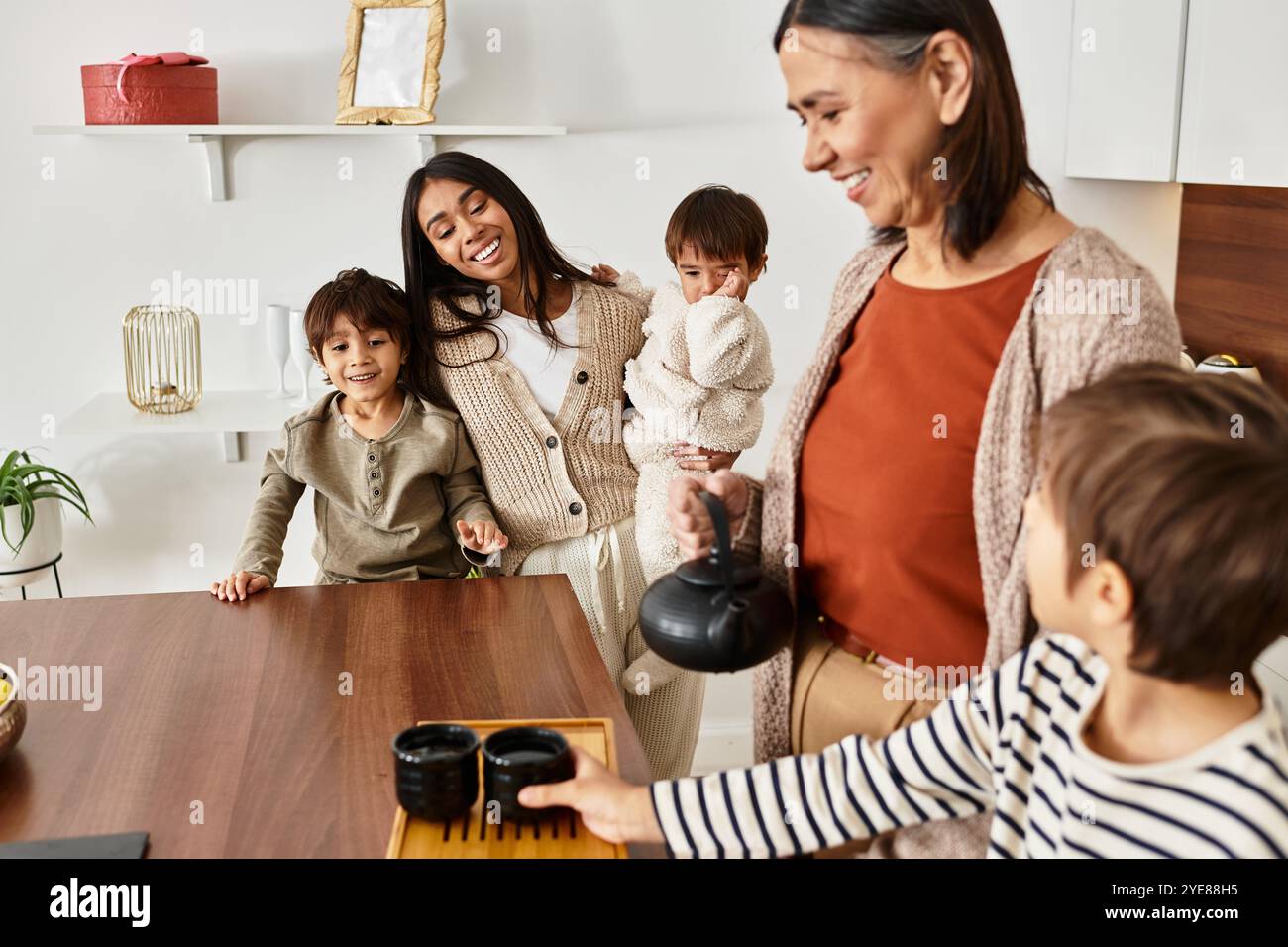 Una gioiosa famiglia asiatica crea deliziosi ricordi di vacanza, promuovendo l'amore e il legame prima di Natale. Foto Stock