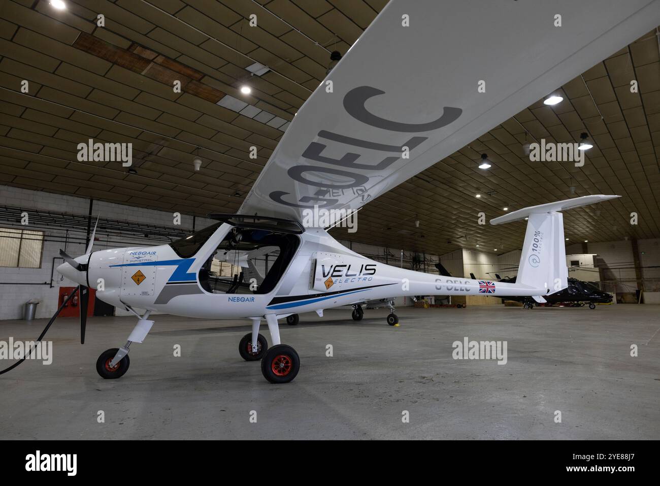 Il Pipistrel Velis Electro, il primo aereo elettrico completamente certificato della Gran Bretagna, presso l'aeroporto di Fairoaks, Surrey, Inghilterra, Regno Unito Foto Stock