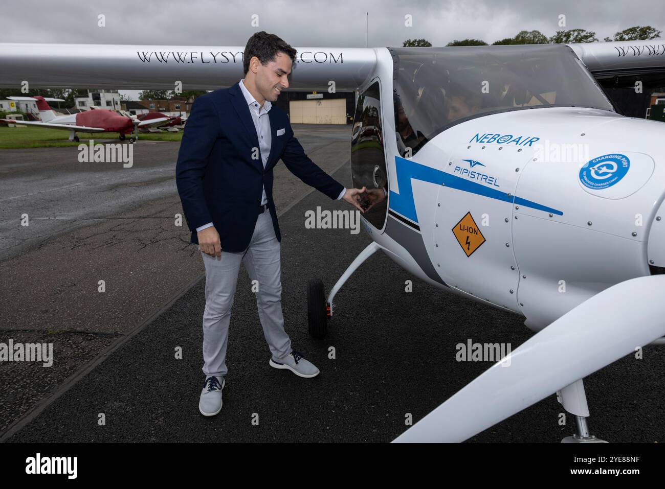 Kennedy Ricci di 4AIR con il Pipistrel Velis Electro il primo aereo elettrico completamente certificato della Gran Bretagna, presso l'aeroporto di Fairoaks, Surrey, Inghilterra, Regno Unito Foto Stock