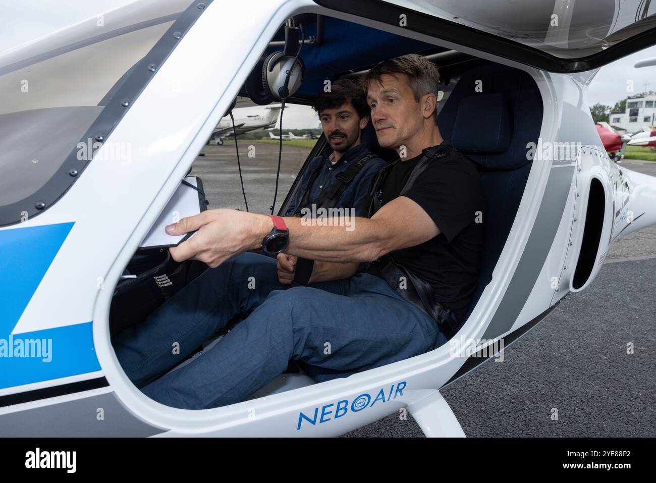 Ex pilota RAF Adam Twidell con il Pipistrel Velis Electro il primo aereo elettrico completamente certificato della Gran Bretagna, Fairoaks Airport, Surrey, Inghilterra Foto Stock