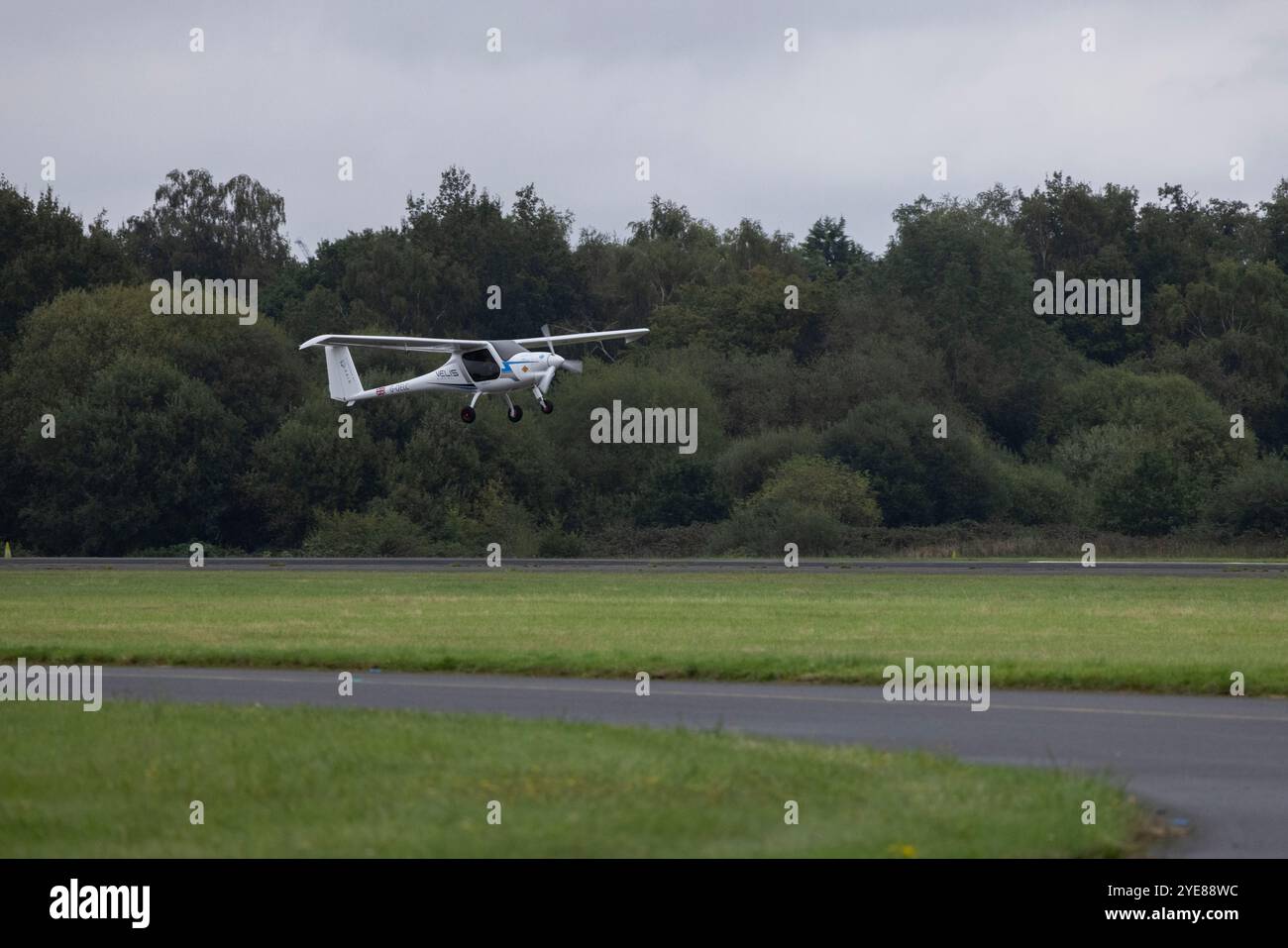 Il Pipistrel Velis Electro, il primo aereo elettrico completamente certificato della Gran Bretagna, presso l'aeroporto di Fairoaks, Surrey, Inghilterra, Regno Unito Foto Stock