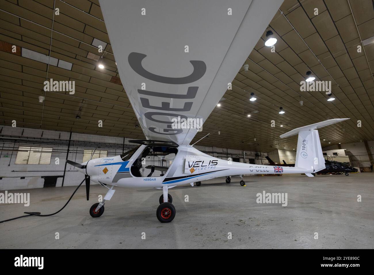 Il Pipistrel Velis Electro, il primo aereo elettrico completamente certificato della Gran Bretagna, presso l'aeroporto di Fairoaks, Surrey, Inghilterra, Regno Unito Foto Stock