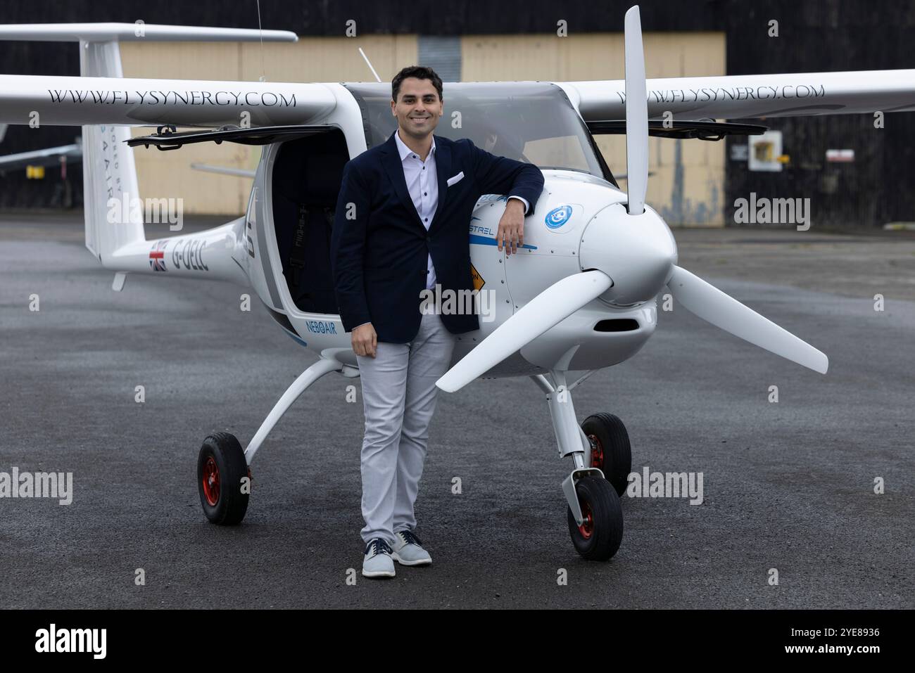 Kennedy Ricci di 4AIR con il Pipistrel Velis Electro il primo aereo elettrico completamente certificato della Gran Bretagna, presso l'aeroporto di Fairoaks, Surrey, Inghilterra, Regno Unito Foto Stock