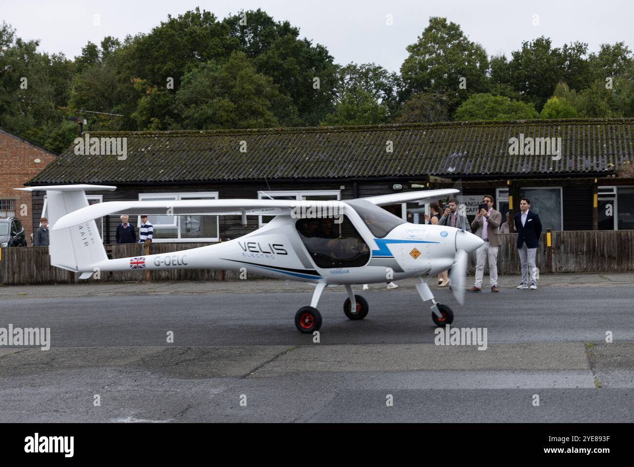 Il Pipistrel Velis Electro, il primo aereo elettrico completamente certificato della Gran Bretagna, presso l'aeroporto di Fairoaks, Surrey, Inghilterra, Regno Unito Foto Stock