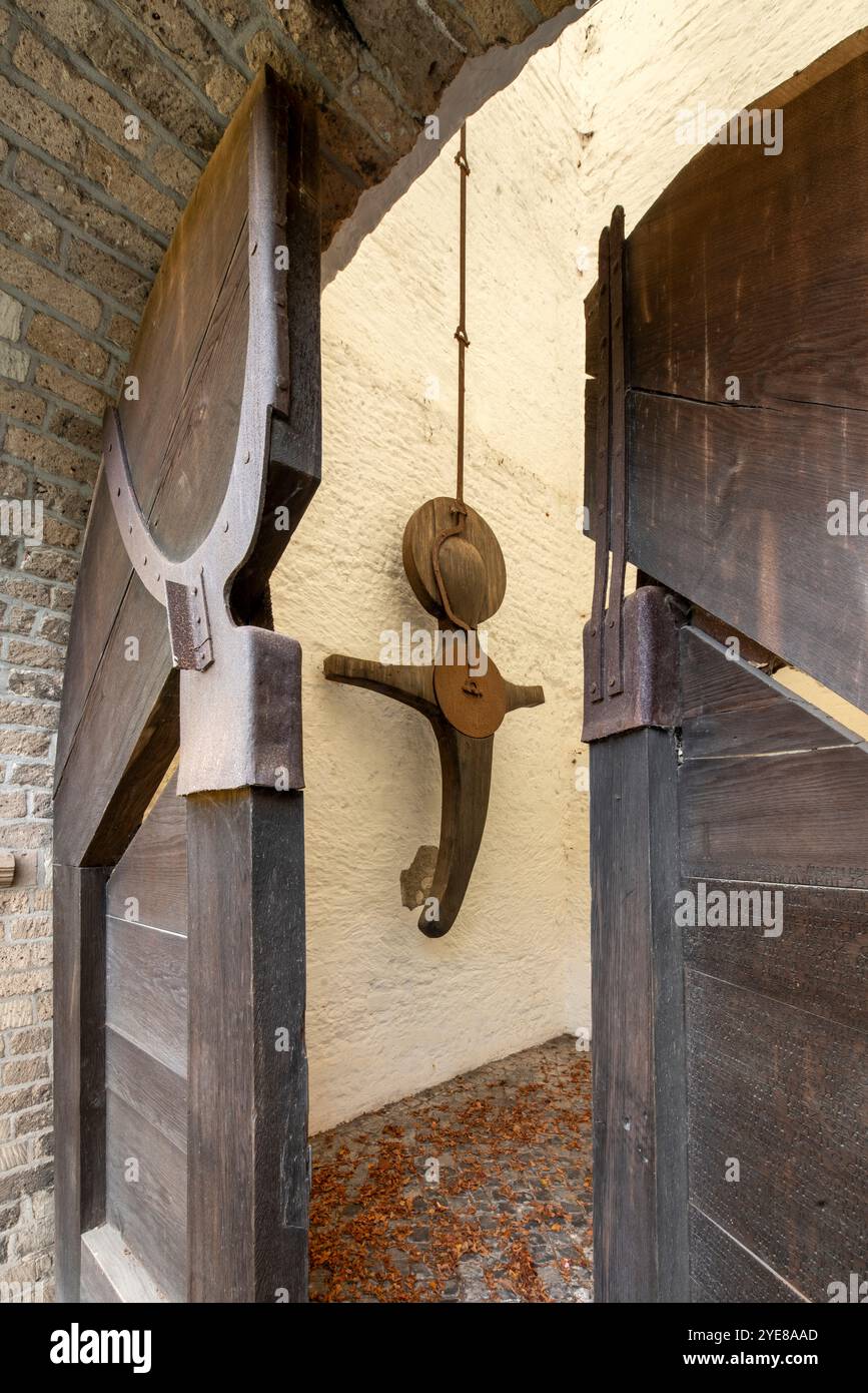 Kirchen im Rhein-Kreis-Neuss, Meerbusch-Büderich, Alter Kirchturm mit Mahnmal von Joseph Beuys Foto Stock