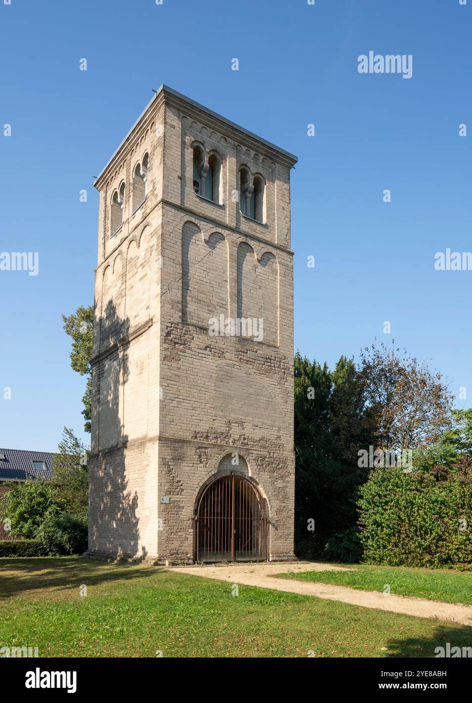 Kirchen im Rhein-Kreis-Neuss, Meerbusch-Büderich, Alter Kirchturm mit Mahnmal von Joseph Beuys Foto Stock