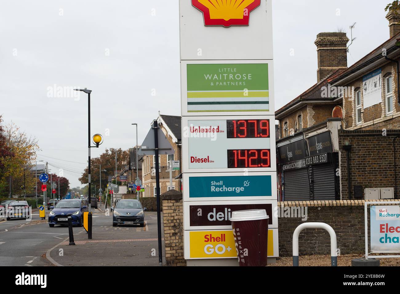 Dedworth, Windsor, Berkshire, Regno Unito. 30 ottobre 2024. I prezzi erano 137,9 al litro per la benzina e 142,9 per il diesel oggi presso una stazione di servizio Shell a Dedworth, Windsor, Berkshire. Il Cancelliere Rachel Reeves annuncerà il bilancio oggi, mercoledì 30 ottobre 2024. L'imposta sul carburante dovrebbe aumentare, il che significa che il prezzo della benzina e del diesel aumenterà per gli automobilisti. Crediti: Maureen McLean/Alamy Live News Foto Stock