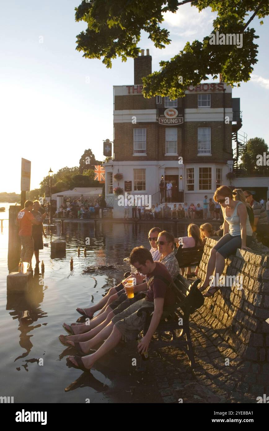 Pub di Londra. Pub White Cross, pub pubblico Youngs Brewery a Richmond upon Thames, Surrey. I visitatori del fine settimana potranno sorseggiare un drink all'alta marea presso il Water Lane Draw Dock. Fiume Tamigi in inondazione. 2007 2000s HOMER SYKES Foto Stock
