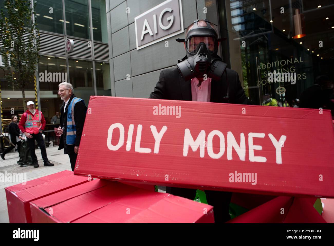 Londra, Regno Unito, 30 ottobre 2024: Gli attivisti della ribellione dell'estinzione stanno protestando, chiedendo alle compagnie assicurative di smettere di finanziare l'industria dei combustibili fossili. Foto Stock