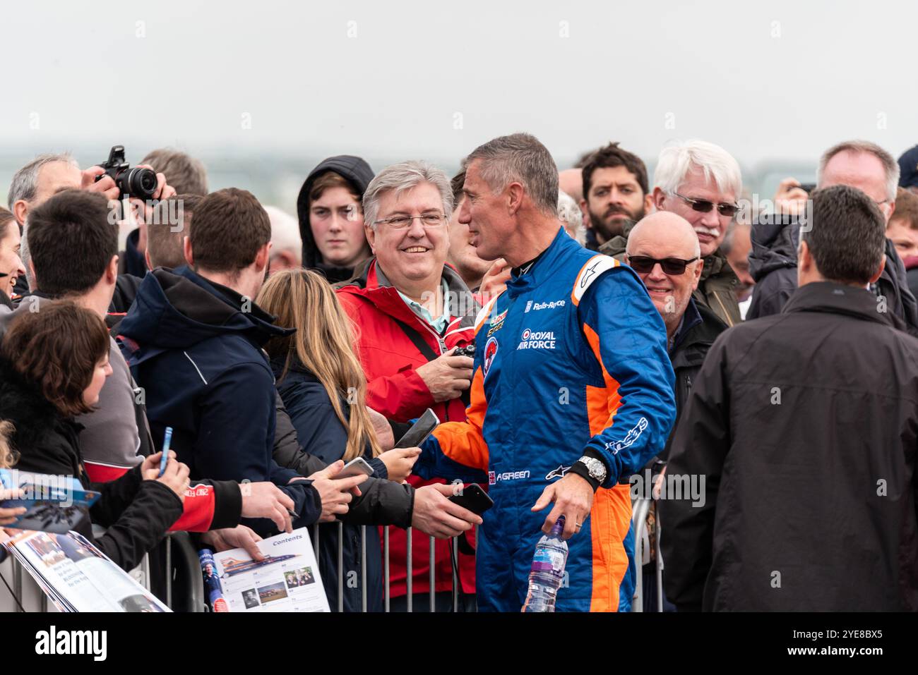 L'autista e pilota Andy Green della Bloodhound SSC, auto supersonica, all'evento di lancio e prova presso l'aeroporto di Cornwall, Newquay, Regno Unito. Incontro con i sostenitori Foto Stock