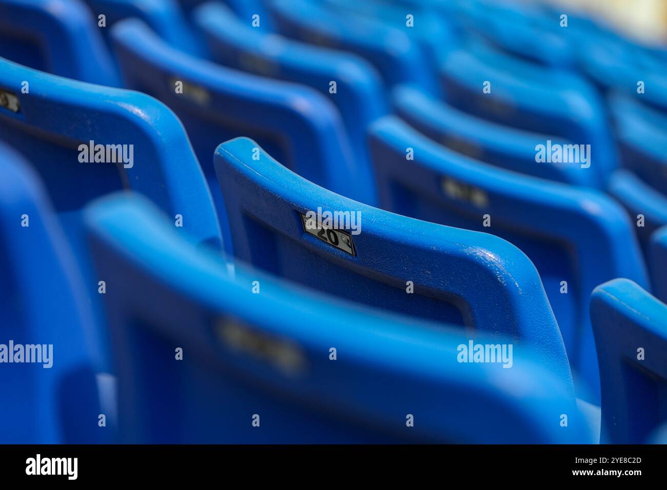 Sedie vuote presso lo stadio Foto Stock