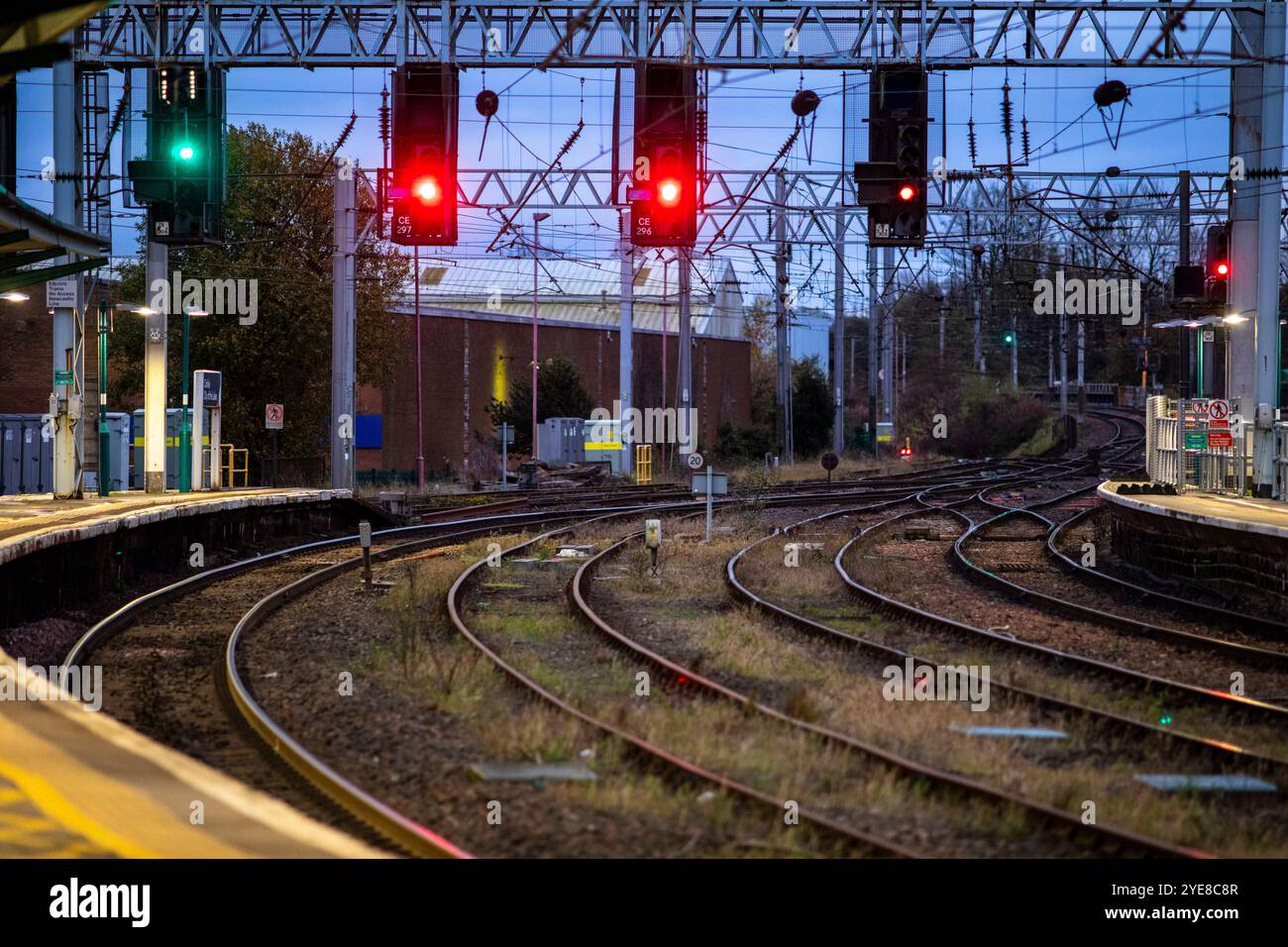 La stazione ferroviaria di Carlisle, o Carlisle Citadel, è una stazione ferroviaria classificata di grado II*[1] che serve la città cattedrale di Carlisle, Cumbria, Inghilterra. Si trova sulla West Coast Main Line, 102 miglia (164 km) a sud-est di Glasgow Central e 299 miglia (481 km) a nord-ovest di London Euston. È il capolinea settentrionale della Settle and Carlisle Line, una continuazione della Midland Main Line. Foto Stock