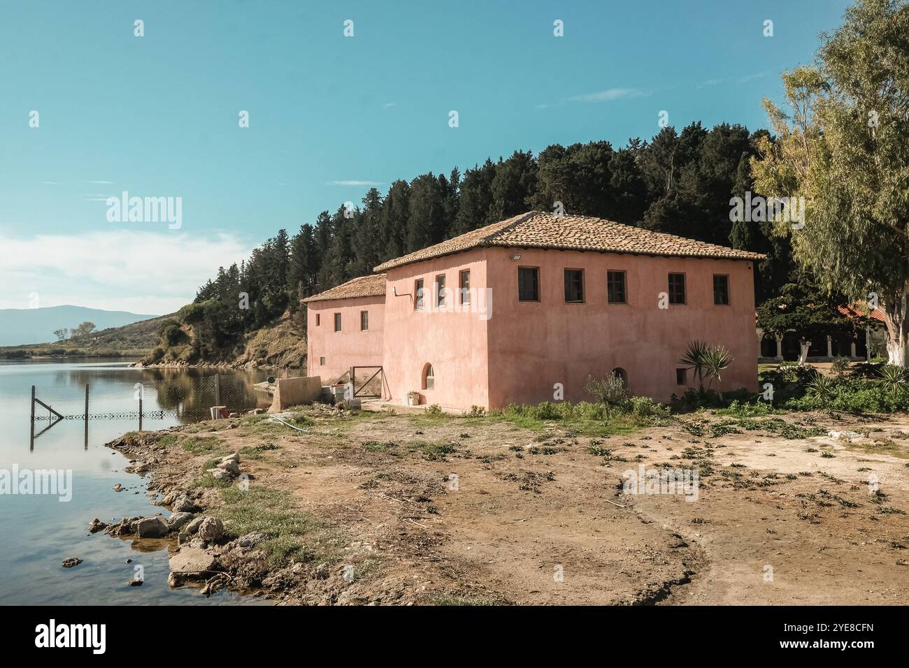 Monastero di Santa Maria sull'isola di Zvernec in Albania. Conosciuto anche come il Monastero di Dormizione di Theotokos Maria. Ha un grande valore culturale e religioso Foto Stock