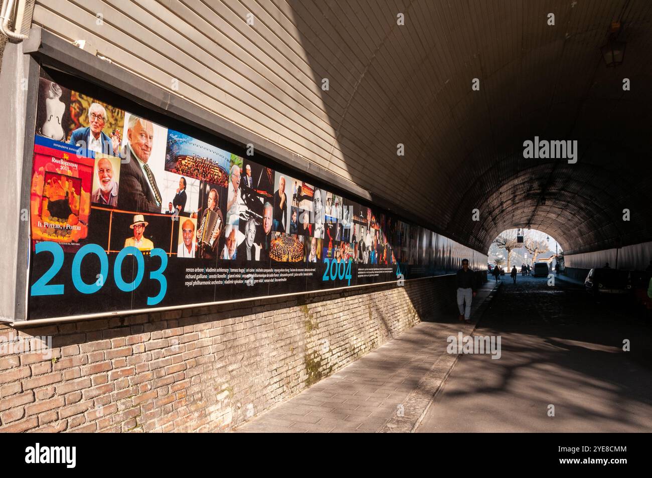 Tunnel d'ingresso a Ravello con installazione sulle pareti ricoperta di poster dei programmi del Ravello Festival degli ultimi anni Foto Stock