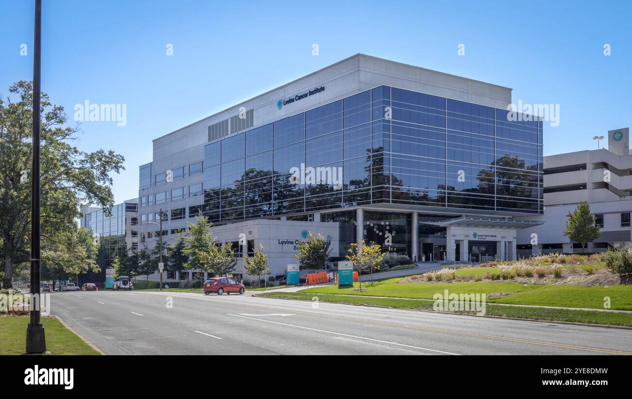 Charlotte, North Carolina, USA-ottobre 20, 2024: Levine Cancer Institute, Building II, Morehead Street, Diagonal perspective. Aspetto 16X9. Foto Stock