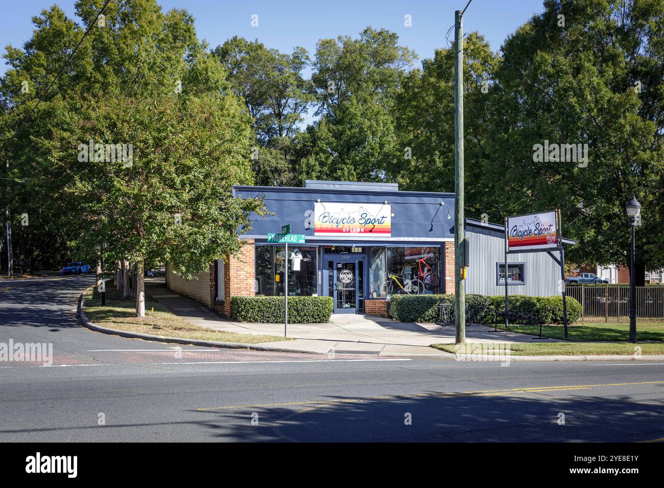Charlotte, North Carolina, USA-ottobre 20, 2024: Negozio di biciclette Sport Uptown su Morehead. Edificio, cartelli e vetrina. Foto Stock